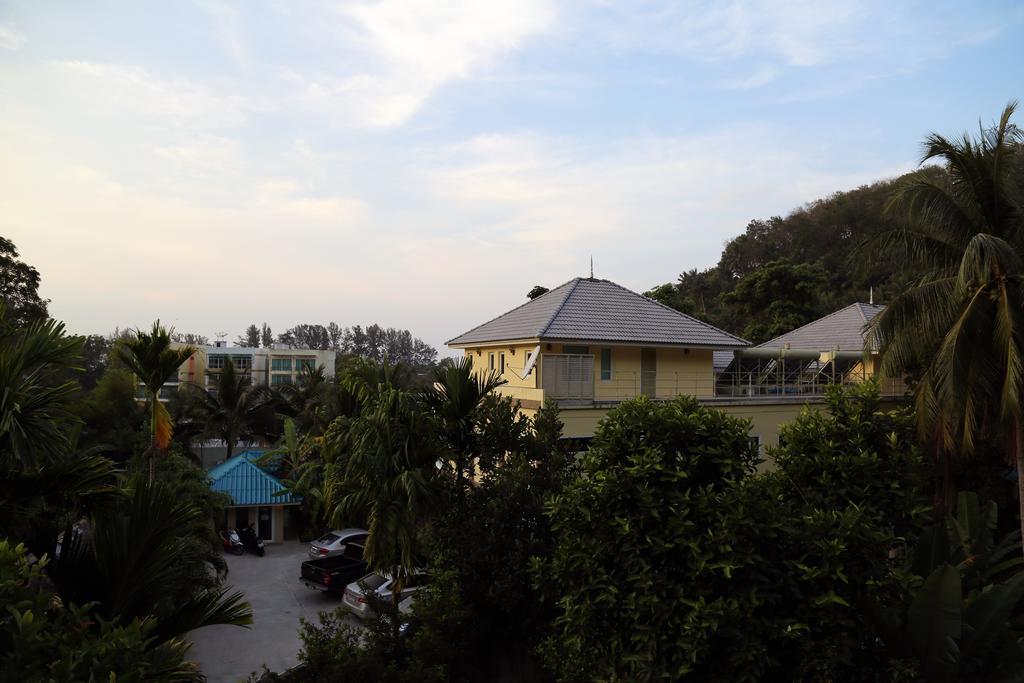 Naka Resort Pantai Kamala Bagian luar foto