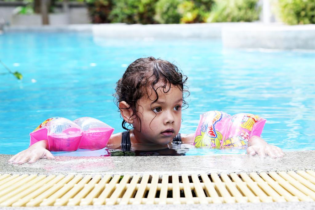 Naka Resort Pantai Kamala Bagian luar foto