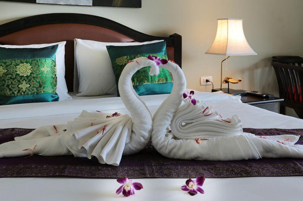 Naka Resort Pantai Kamala Bagian luar foto