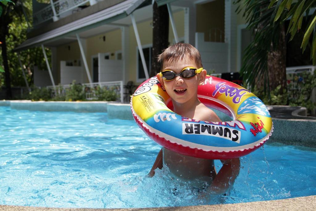 Naka Resort Pantai Kamala Bagian luar foto
