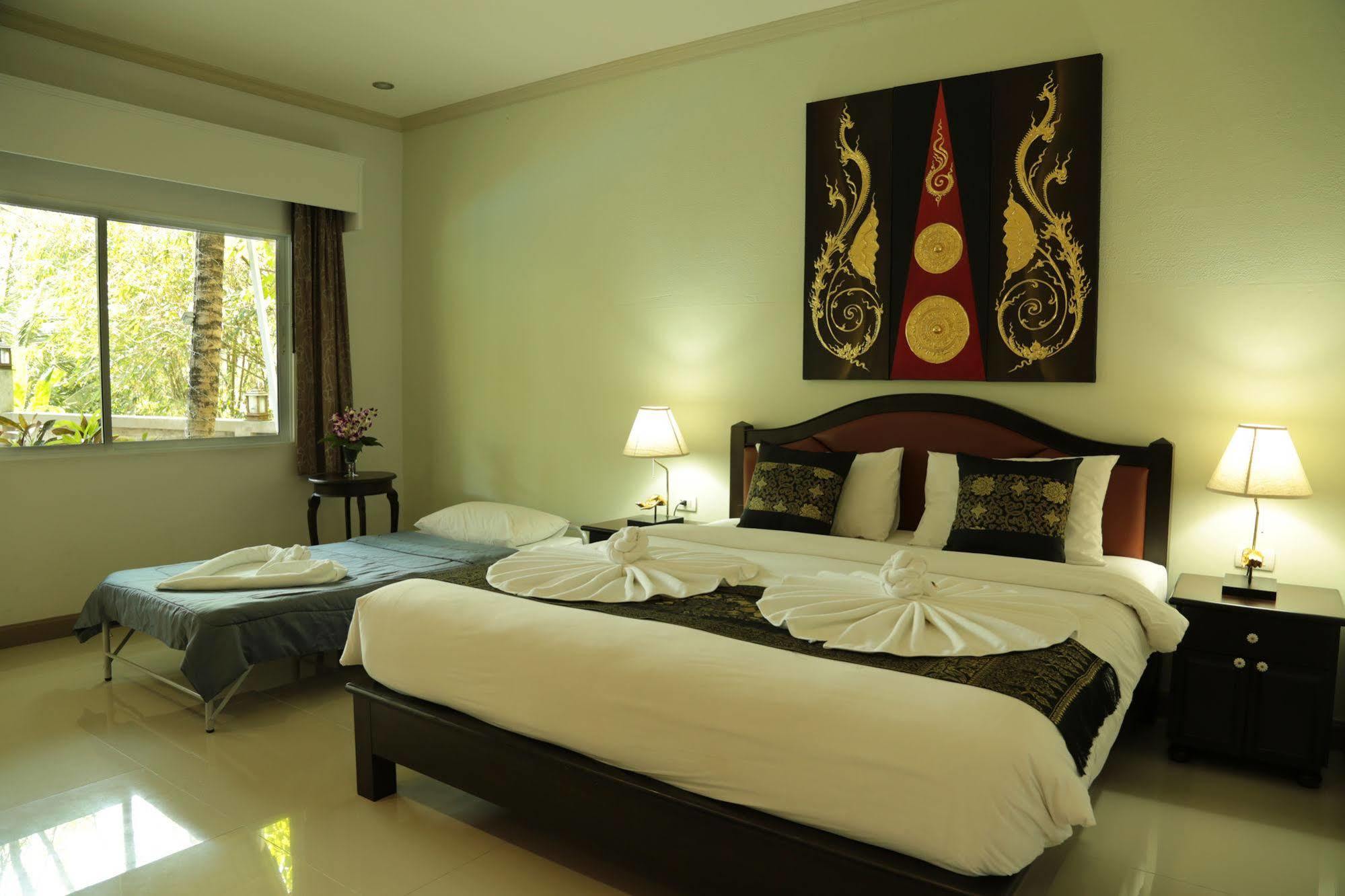 Naka Resort Pantai Kamala Bagian luar foto