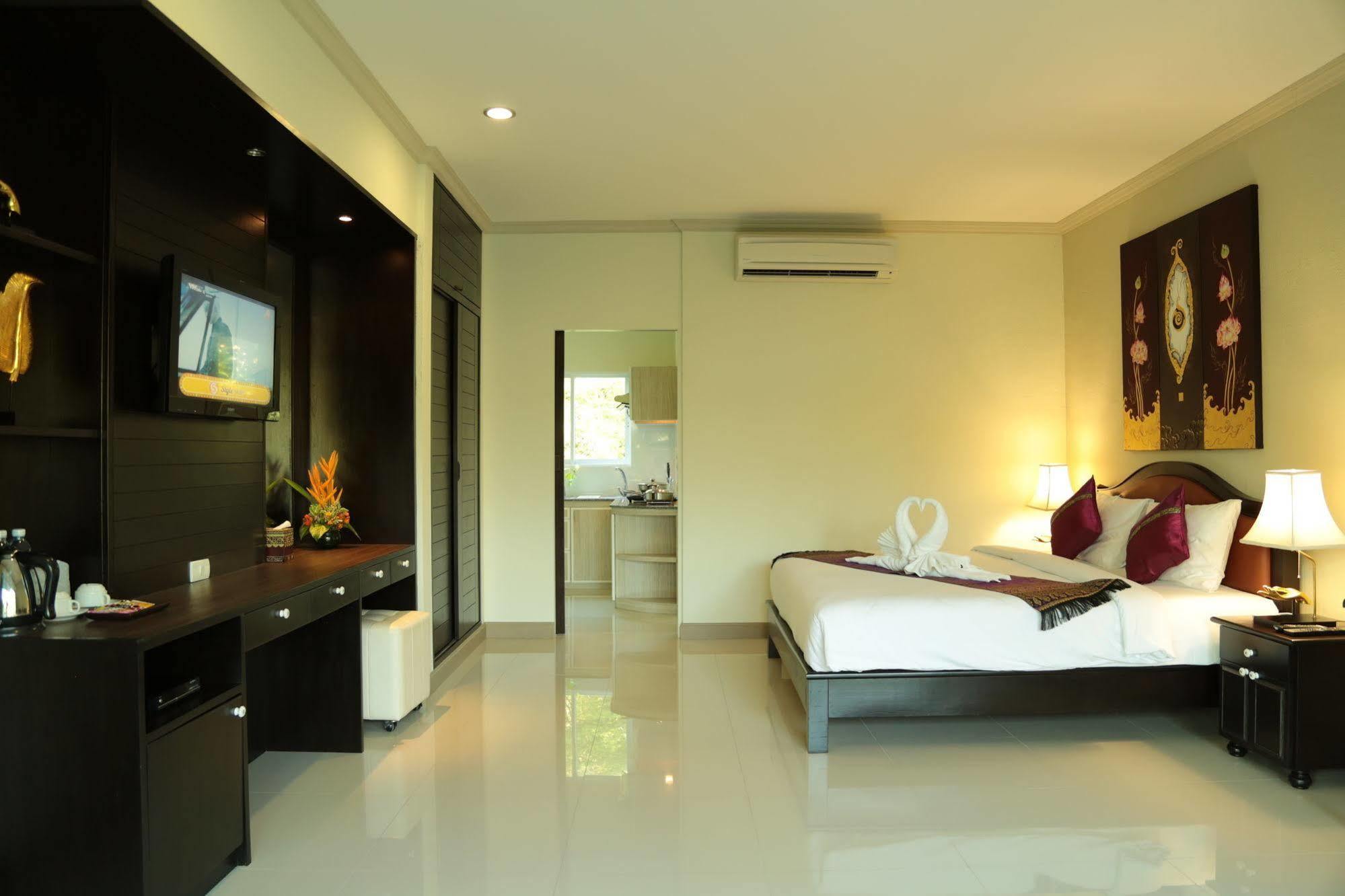 Naka Resort Pantai Kamala Bagian luar foto