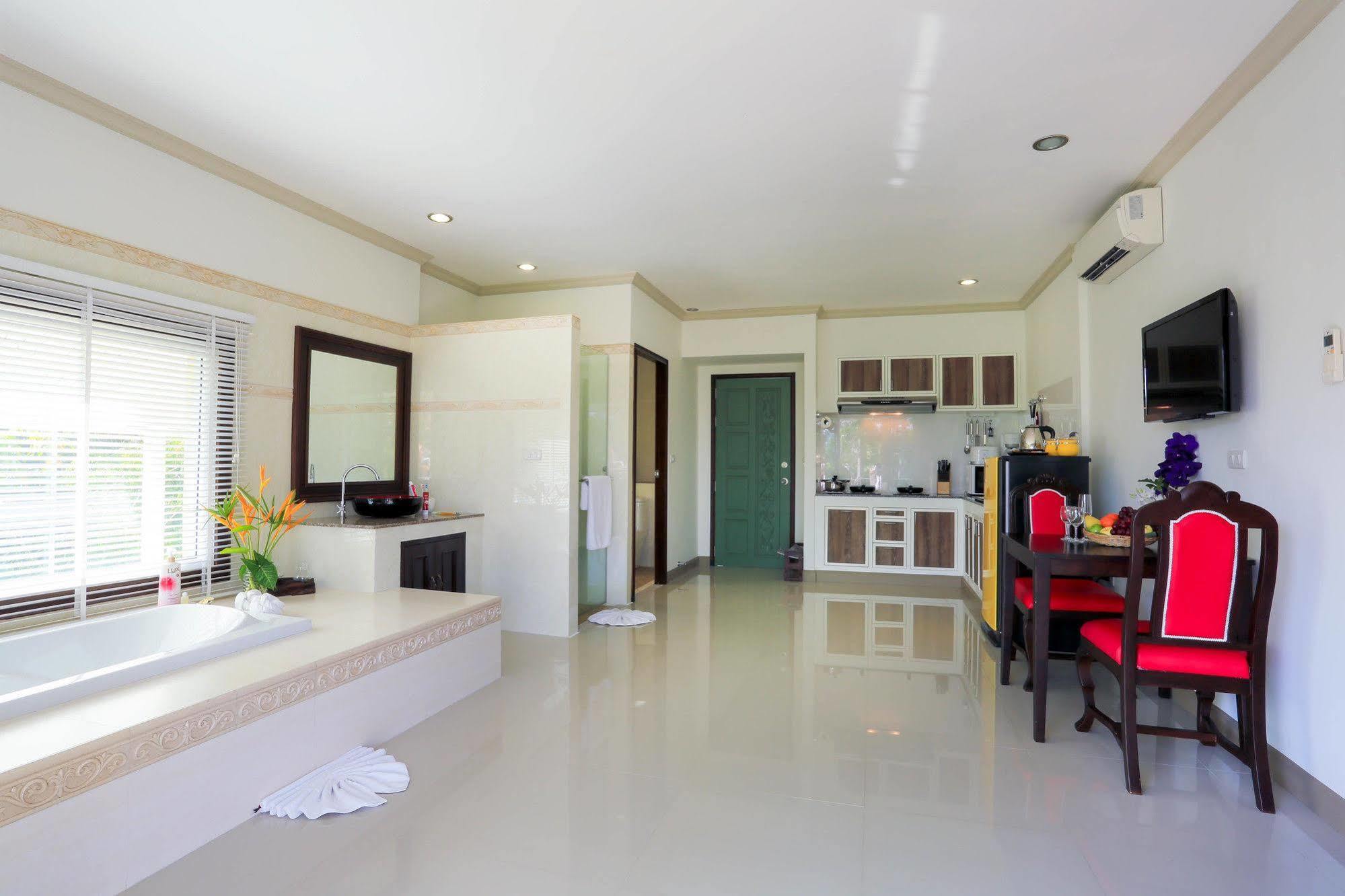 Naka Resort Pantai Kamala Bagian luar foto