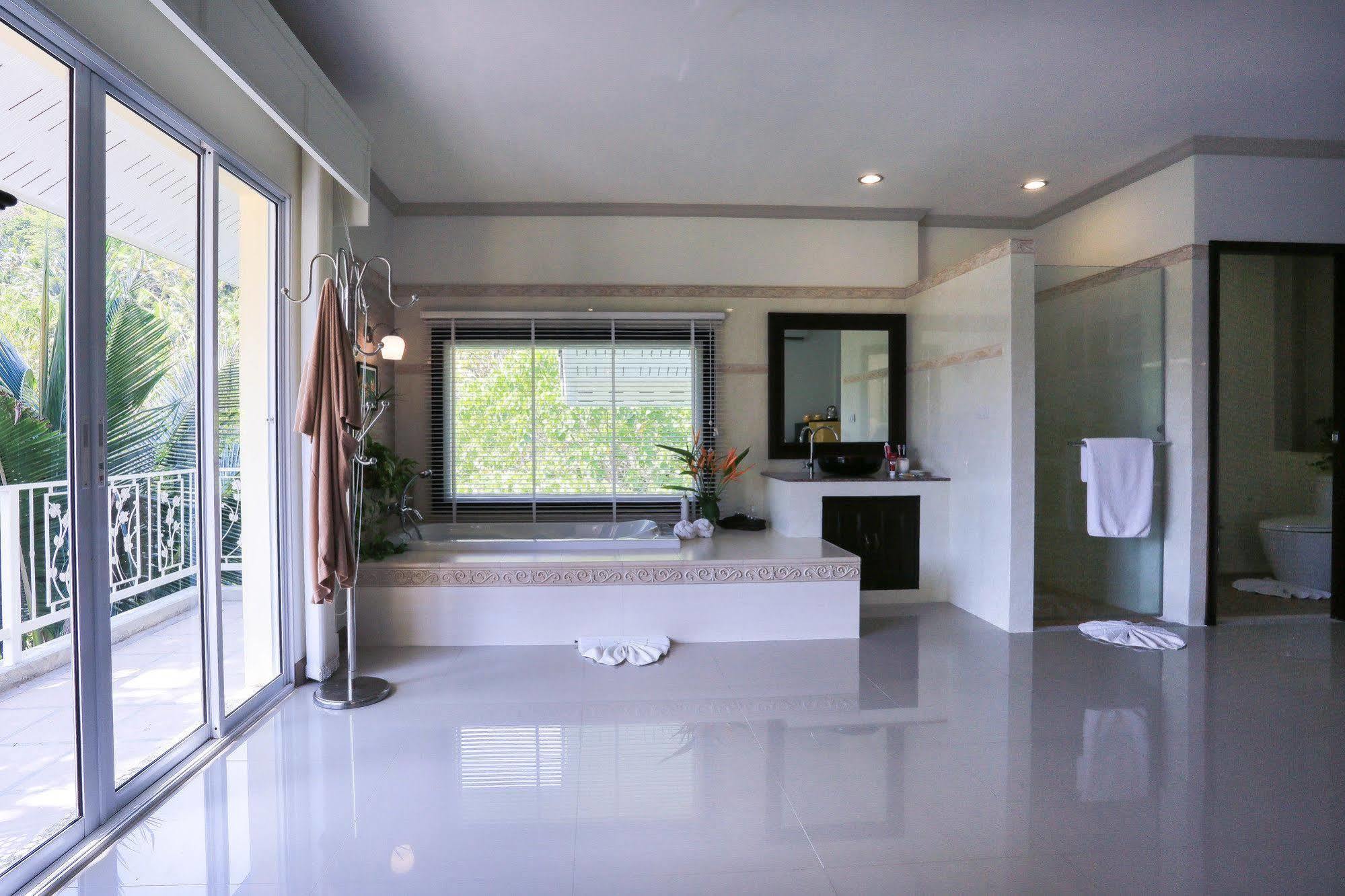 Naka Resort Pantai Kamala Bagian luar foto