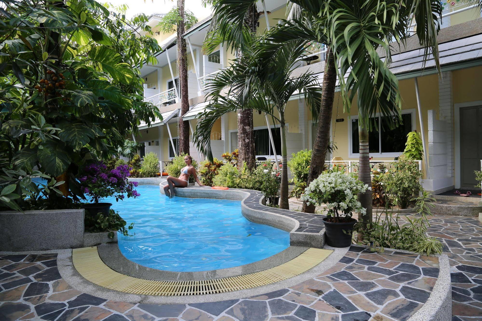 Naka Resort Pantai Kamala Bagian luar foto