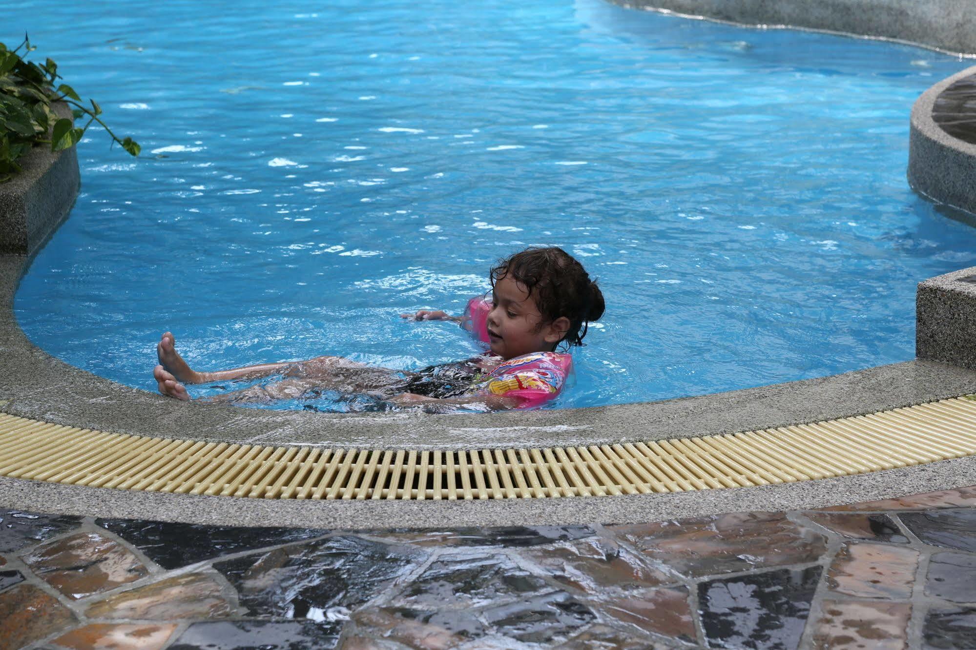 Naka Resort Pantai Kamala Bagian luar foto