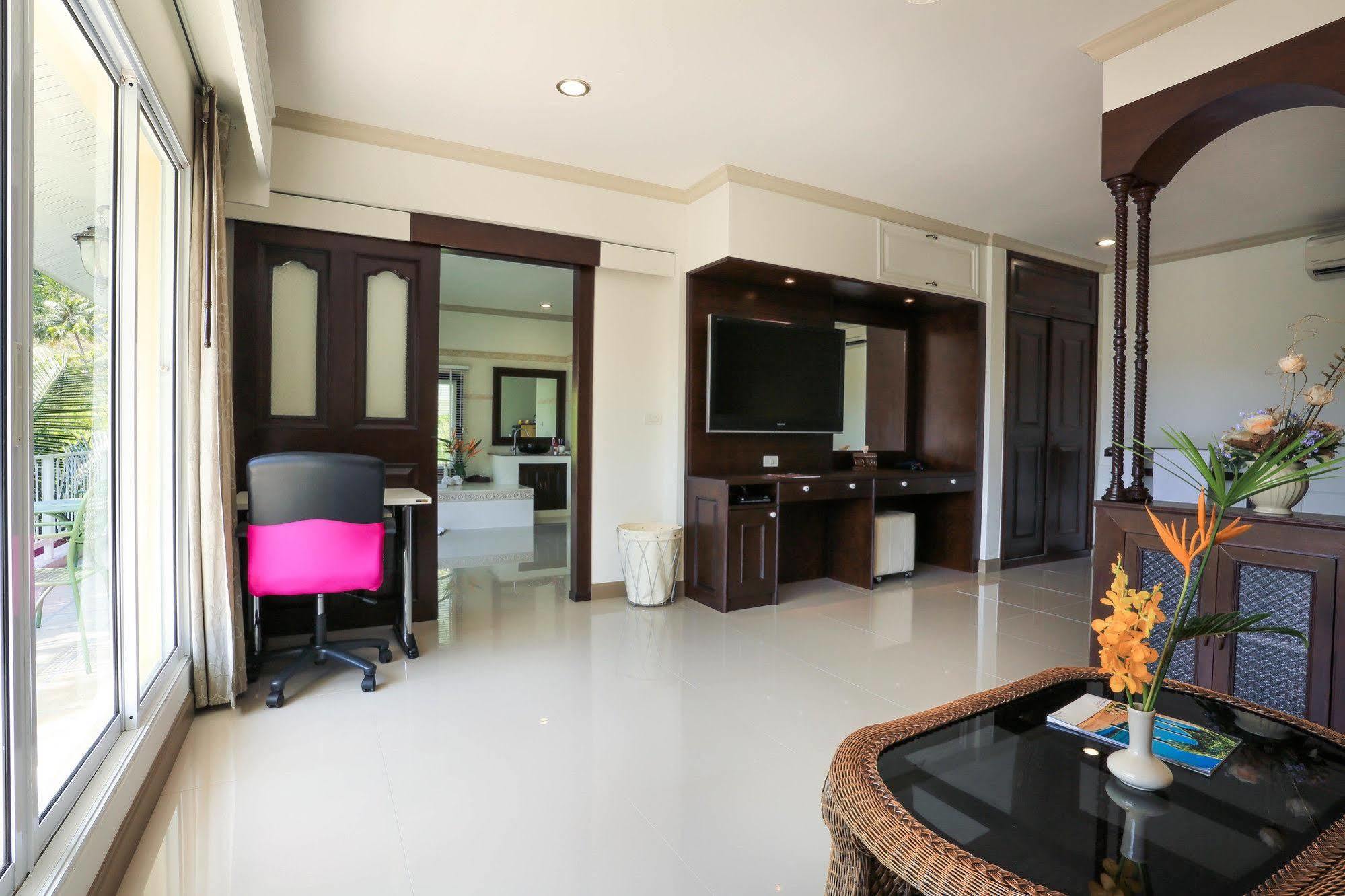 Naka Resort Pantai Kamala Bagian luar foto