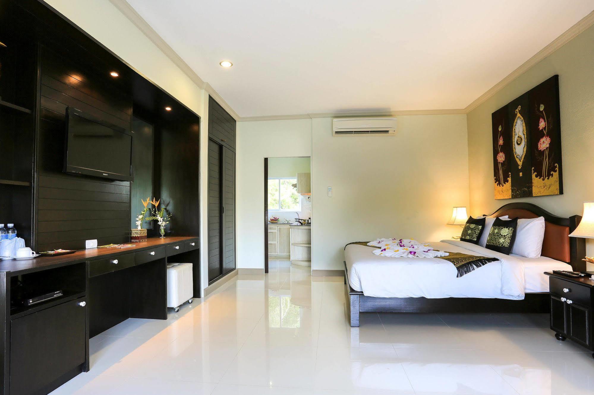 Naka Resort Pantai Kamala Bagian luar foto