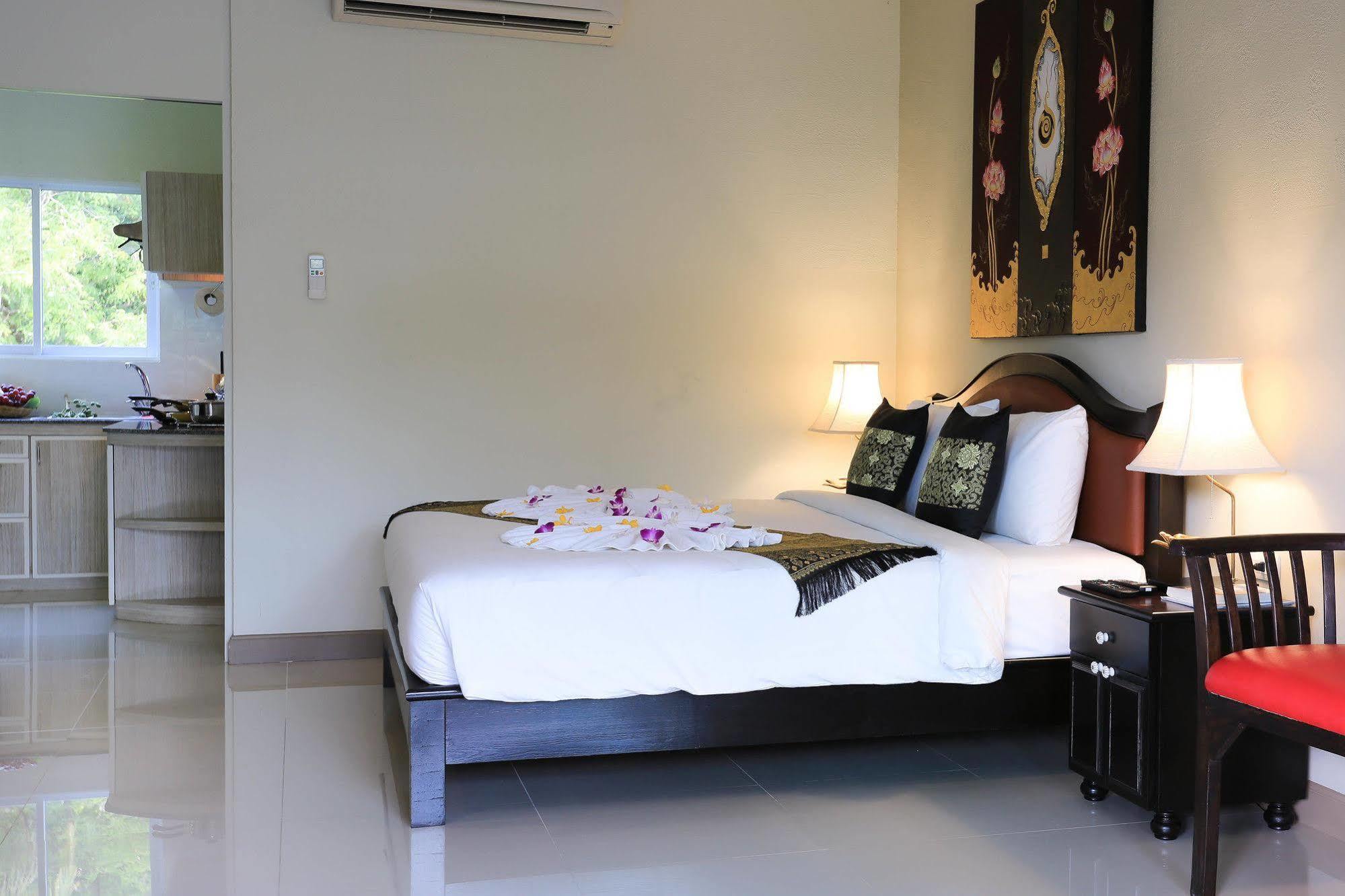 Naka Resort Pantai Kamala Bagian luar foto