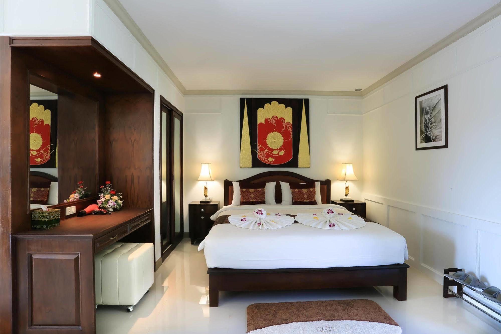Naka Resort Pantai Kamala Bagian luar foto